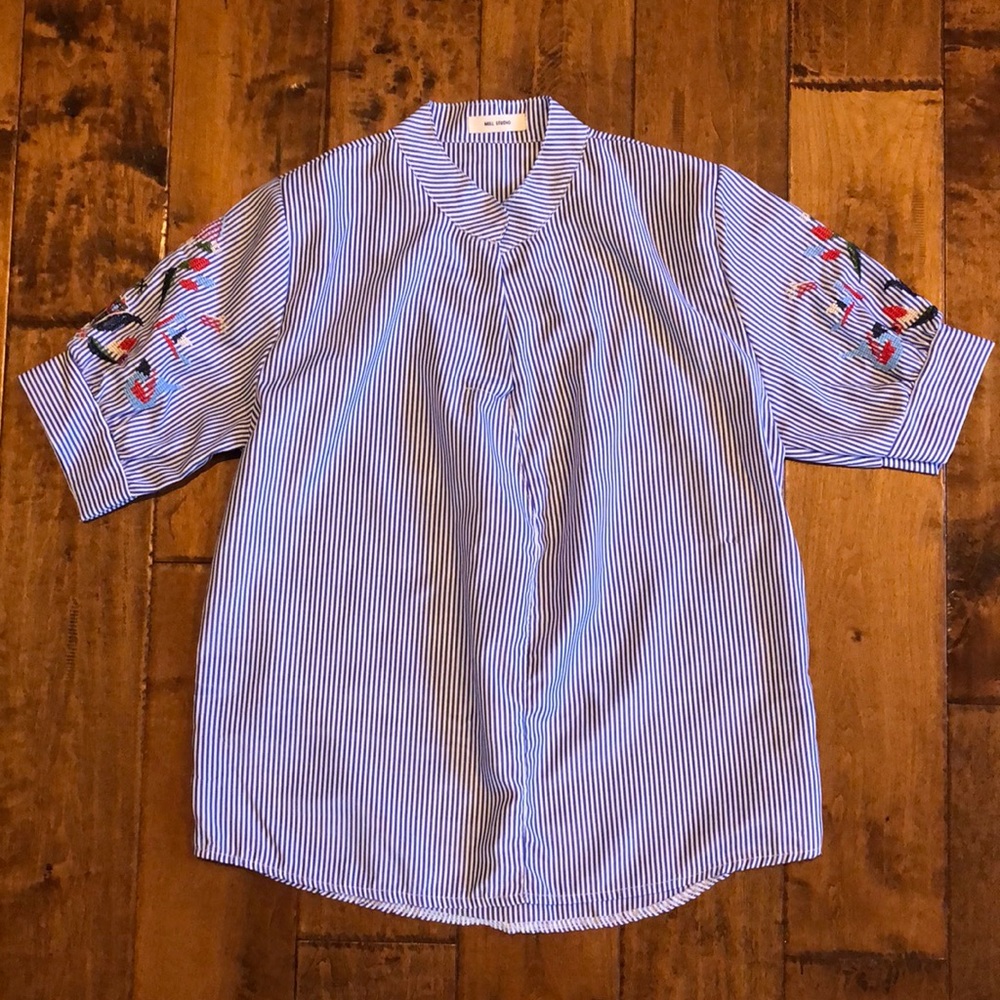 Cute blue stripes shirt // S // very light